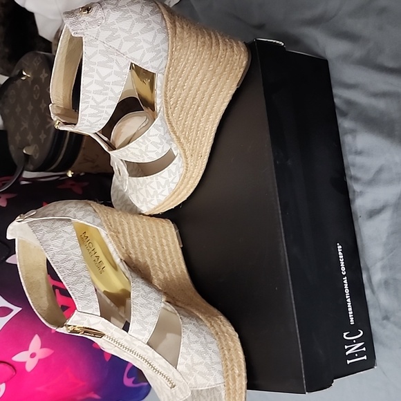 New Michael kors  Wedge Sandle size 9 - Picture 3 of 6